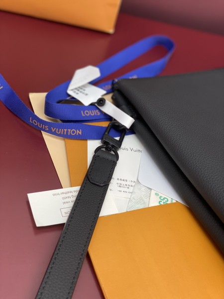 LOUIS VUITTON DUO Waxed Calfskin Clutch Men's Black M25943 size 35.5*6.5*26 cm