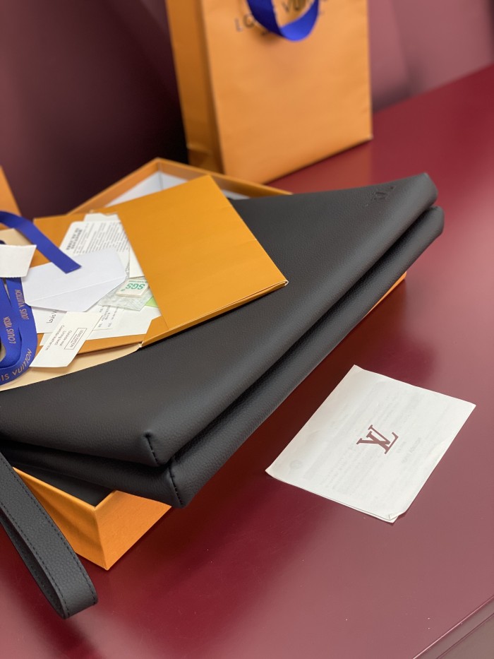 LOUIS VUITTON DUO Waxed Calfskin Clutch Men's Black M25943 size 35.5*6.5*26 cm