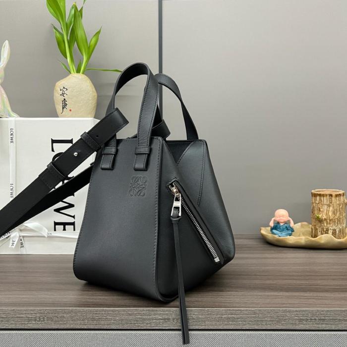 LOEWE Hammock Cow Leather Shoulder Bag, Crossbody Bag, Handbag Regular Women's Black A538H13X10-1100 size 20.8*14.4*19.5 cm