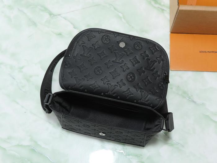 Louis Vuitton Pulse Messenger M14874 size 26.67*10.92*17.01 cm