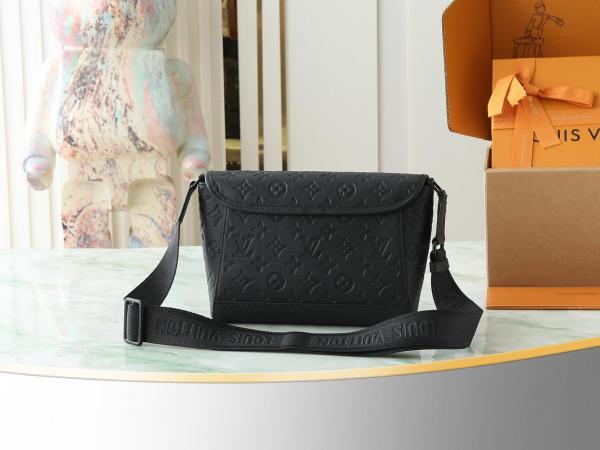 Louis Vuitton Pulse Messenger M14874 size 26.67*10.92*17.01 cm