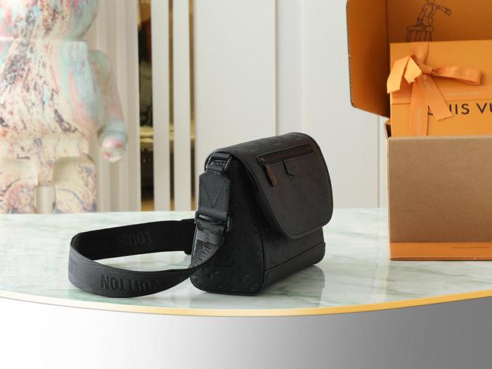 Louis Vuitton Pulse Messenger M14874 size 26.67*10.92*17.01 cm