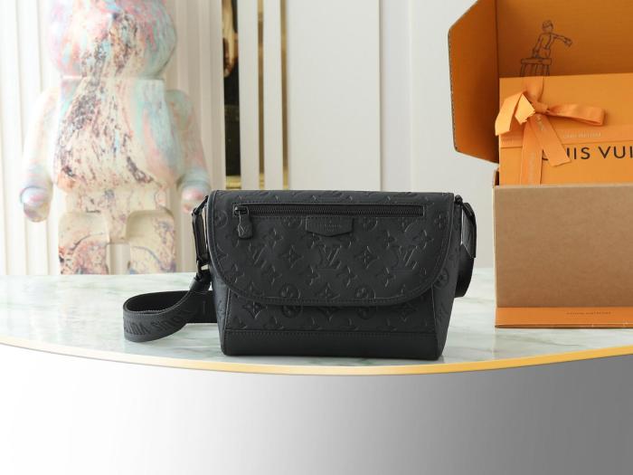 Louis Vuitton Pulse Messenger M14874 size 26.67*10.92*17.01 cm
