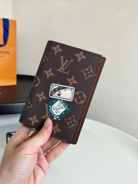 LOUIS VUITTON Coated Canvas Passport Holder Brown P01946 size 10*14*2.5 cm