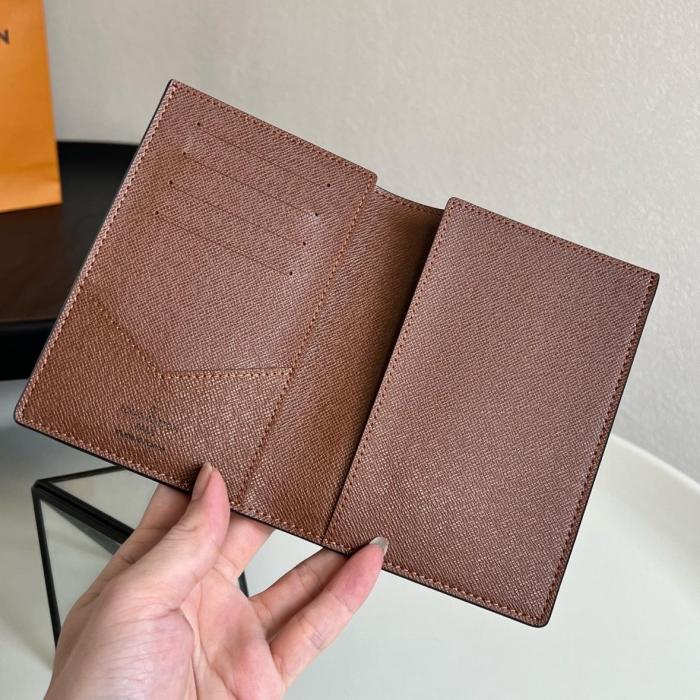 LOUIS VUITTON Coated Canvas Passport Holder Brown P01946 size 10*14*2.5 cm