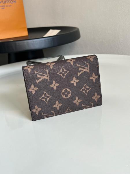 LOUIS VUITTON Coated Canvas Passport Holder Brown P01946 size 10*14*2.5 cm