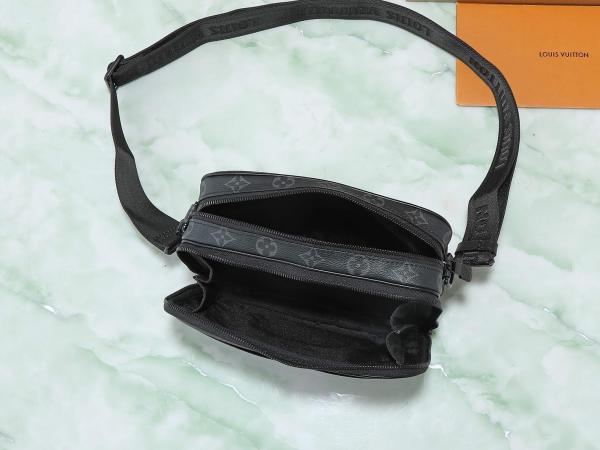 LOUIS VUITTON M46955 size L23.8*W7.8*H16cm