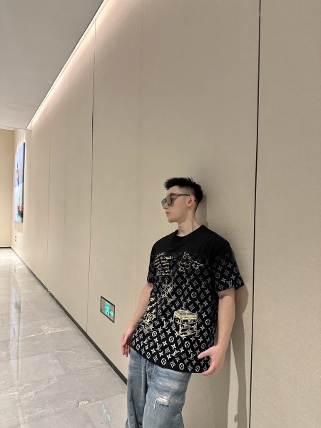 Louis Vuitton T-shirt 260330
