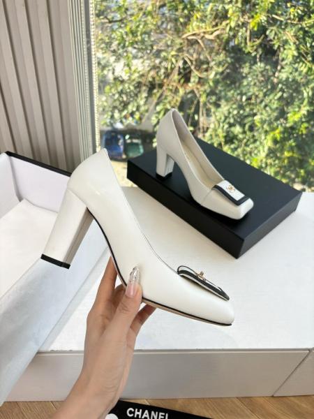 CHANEL SS26 Sheepskin Chunky Heel High Heels 9cm Women's Ivory White And Black
