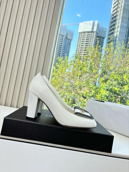 CHANEL SS26 Sheepskin Chunky Heel High Heels 9cm Women's Ivory White And Black