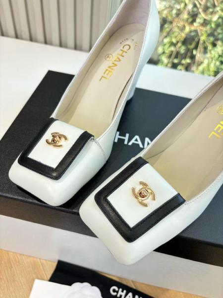 CHANEL SS26 Sheepskin Chunky Heel High Heels 9cm Women's Ivory White And Black