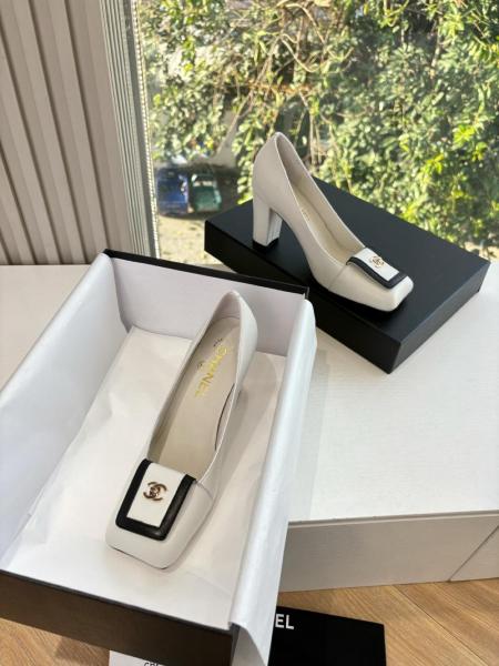 CHANEL SS26 Sheepskin Chunky Heel High Heels 9cm Women's Ivory White And Black