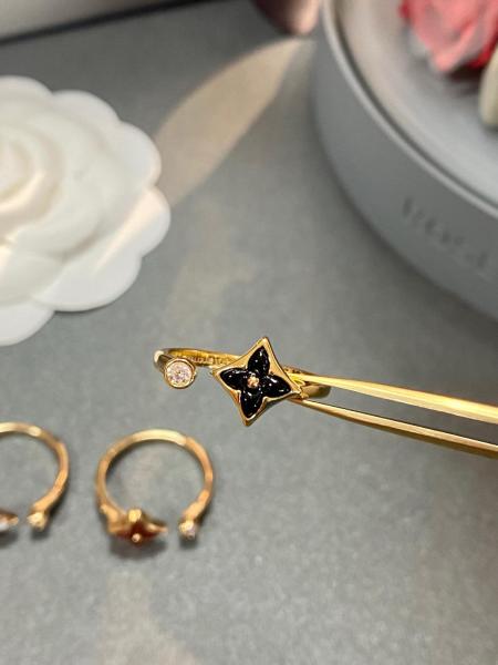 LOUIS VUITTON Color Blossom Mini Star Ring Yellow Gold Onyx And Diamond
