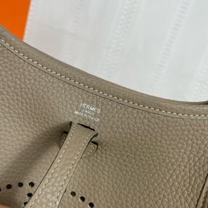 HERMES Evelyne Clemence Bullock Leather Crossbody Bag, Shoulder Bag 16 Women's Q1 Sauge Sage Green H069426CKCX size L16*W5*H18 cm