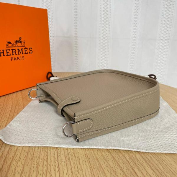 HERMES Evelyne Clemence Bullock Leather Crossbody Bag, Shoulder Bag 16 Women's Q1 Sauge Sage Green H069426CKCX size L16*W5*H18 cm