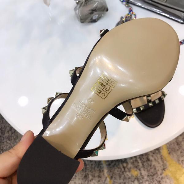Valentino Garavani Rockstud Flat Leather Sandals