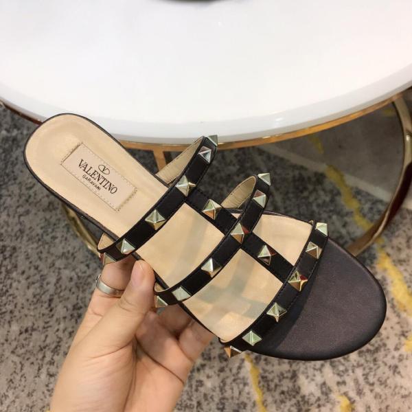Valentino Garavani Rockstud Flat Leather Sandals