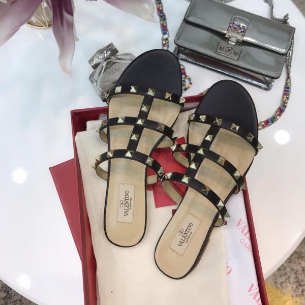 Valentino Garavani Rockstud Flat Leather Sandals