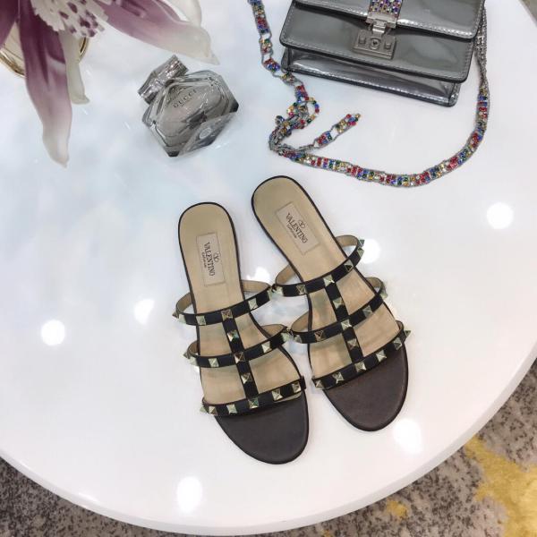 Valentino Garavani Rockstud Flat Leather Sandals