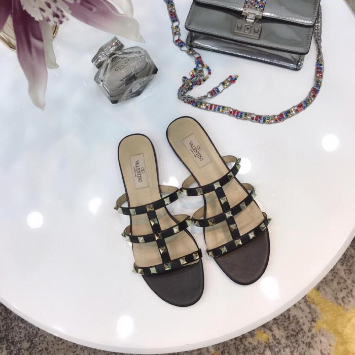 Valentino Garavani Rockstud Flat Leather Sandals