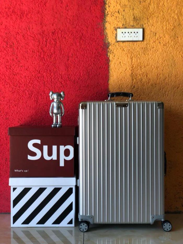 RIMOWA Classic Aluminum Magnesium Alloy Shipping Box, Luggage, Checked Baggage 26 Inch Unisex Silver L47.5*W26*H71cm