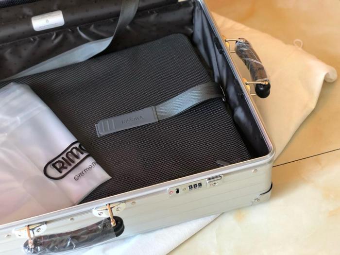 RIMOWA Classic Aluminum Magnesium Alloy Shipping Box, Luggage, Checked Baggage 26 Inch Unisex Silver L47.5*W26*H71cm