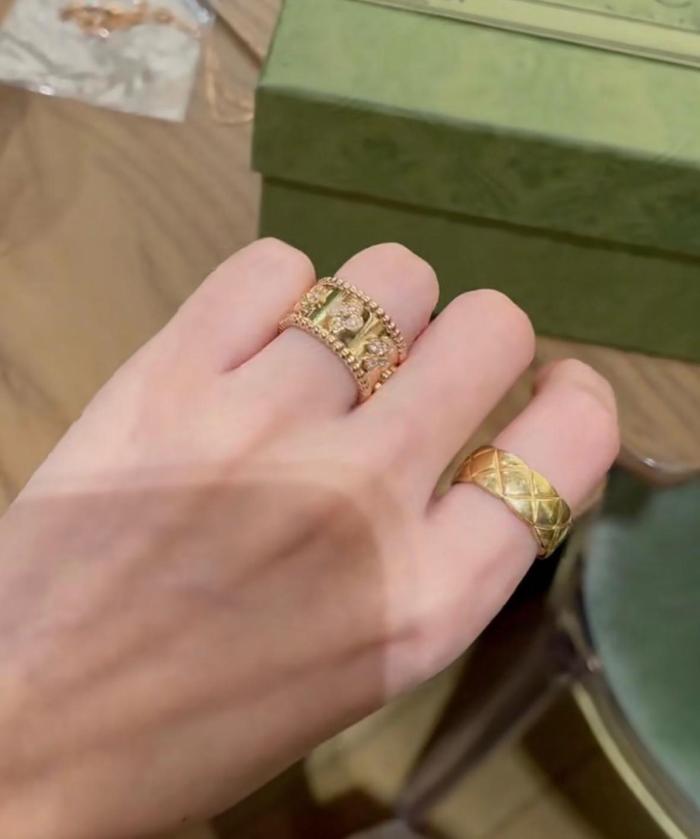 Van Cleef & Arpels Perlee Series 18K Gold Diamond Rings Unisex Gold