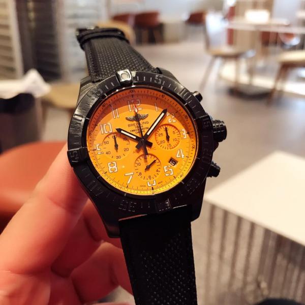 Breitling Avenger Hurricane 45 Breitlight XB0180E4/I534