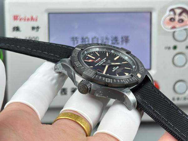 Breitling Avenger Blackbird V1731110 BD74 109WM