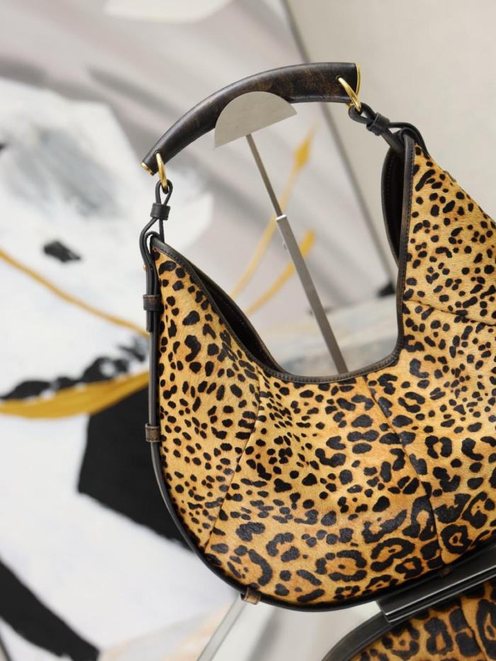 SAINT LAURENT Calfskin Shoulder Bag Medium Women's Leopard Print 862029-AAGE2-2077 Top Length 24cm Bottom Length 40cm Width: 3cm Height 24-33cm