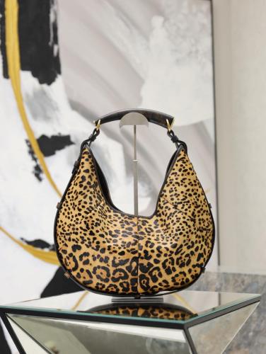 SAINT LAURENT Calfskin Shoulder Bag Medium Women's Leopard Print 862029-AAGE2-2077 Top Length 24cm Bottom Length 40cm Width: 3cm Height 24-33cm