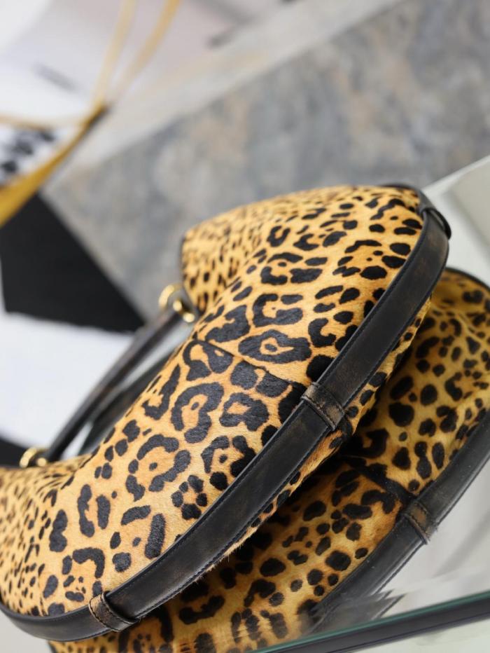 SAINT LAURENT Calfskin Shoulder Bag Medium Women's Leopard Print 862029-AAGE2-2077 Top Length 24cm Bottom Length 40cm Width: 3cm Height 24-33cm