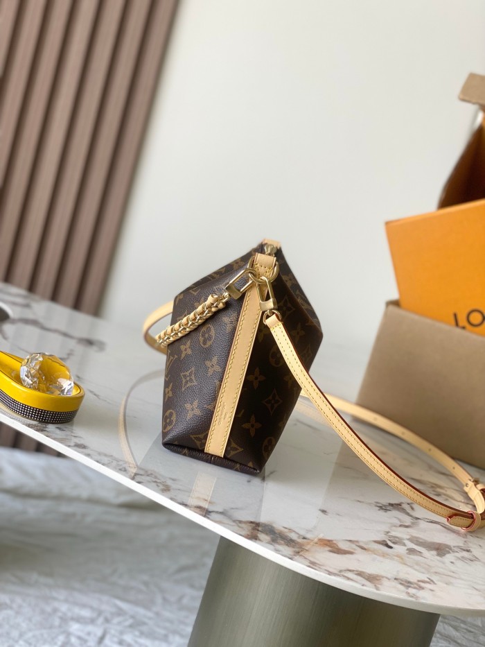 LOUIS VUITTON Handbags M29099 size 17.5*9.5*18cm