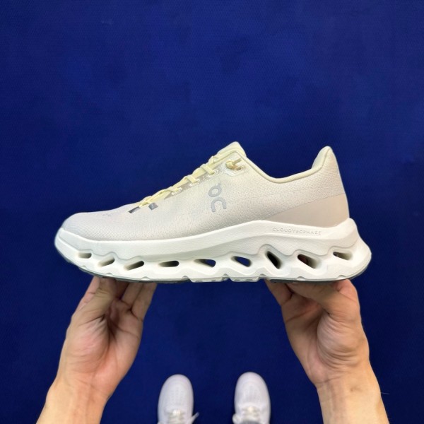 On Cloudtilt Wmns On 'Blonde Dew'
