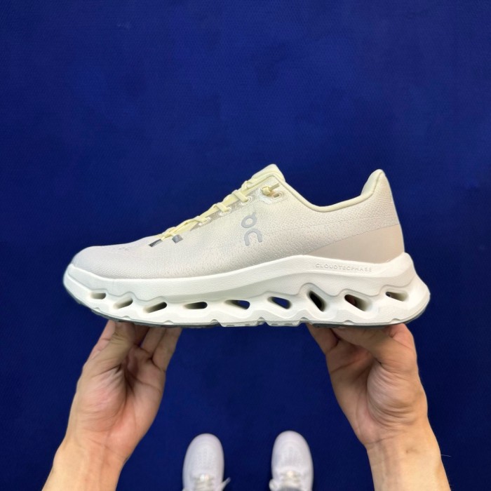 On Cloudtilt Wmns On 'Blonde Dew'