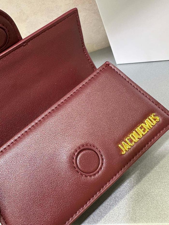Jacquemus Bambino Mini Calfskin Handbag with Flap and Metal Logo – Women's – Burgundy BAW00006AC18A01490 L17.5*H8.9cm 