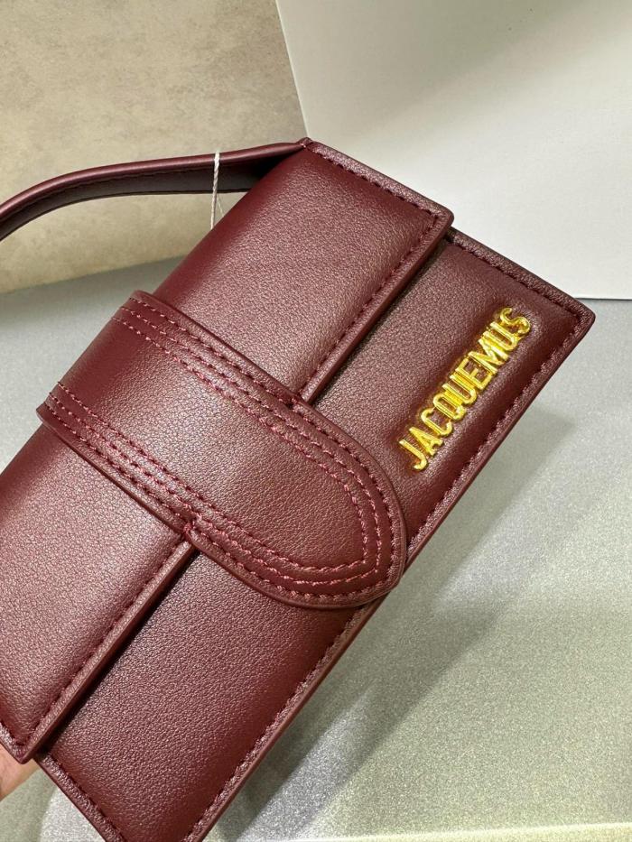 Jacquemus Bambino Mini Calfskin Handbag with Flap and Metal Logo – Women's – Burgundy BAW00006AC18A01490 L17.5*H8.9cm 