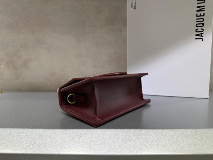 Jacquemus Bambino Mini Calfskin Handbag with Flap and Metal Logo – Women's – Burgundy BAW00006AC18A01490 L17.5*H8.9cm 