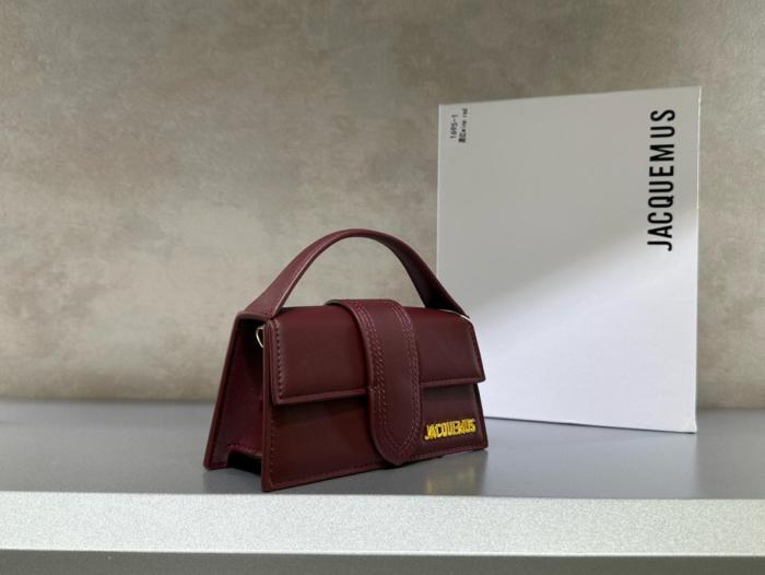 Jacquemus Bambino Mini Calfskin Handbag with Flap and Metal Logo – Women's – Burgundy BAW00006AC18A01490 L17.5*H8.9cm 