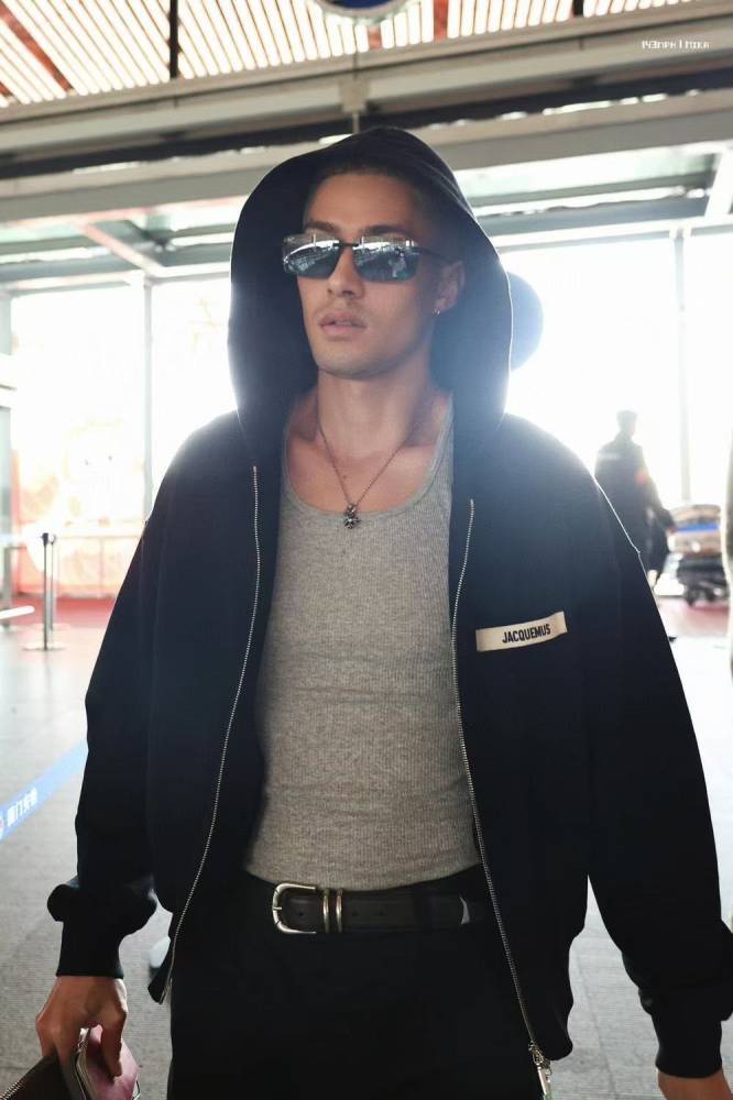 Jacquemus Logo Patch Zip Up Hoodie