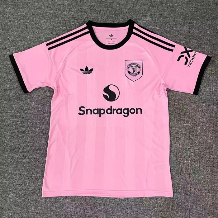 25/26 Manchester United goalkeeper Pink