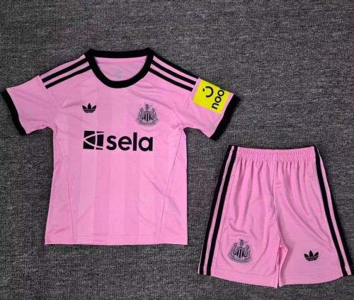 25/26 Newcastle United pink goalkeeper kids kit