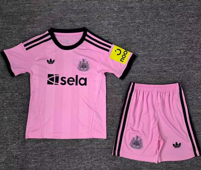 25/26 Newcastle United pink goalkeeper kids kit