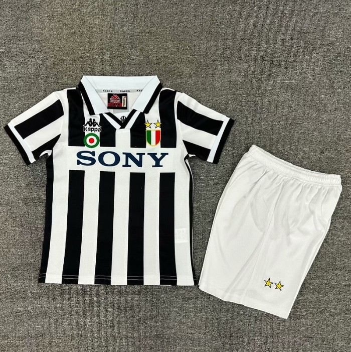 Retro 95/96 Juventus home kids kit
