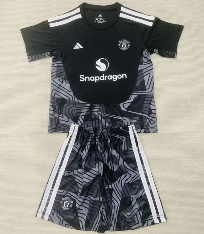 26/27 Manchester United goalkeeper kids kit