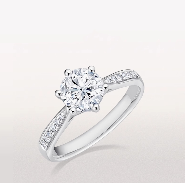 Luxurious Classic 18K White Gold Diamond Ring