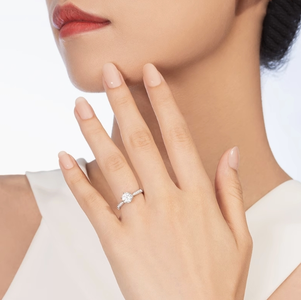 Luxurious Classic 18K White Gold Diamond Ring