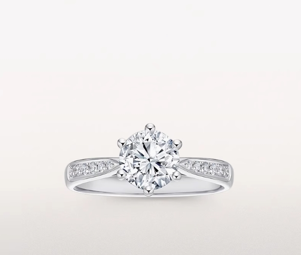 Luxurious Classic 18K White Gold Diamond Ring