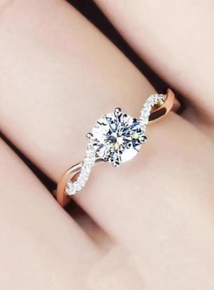 1 carat Mosan diamond ring in gold as a gift for fiancee