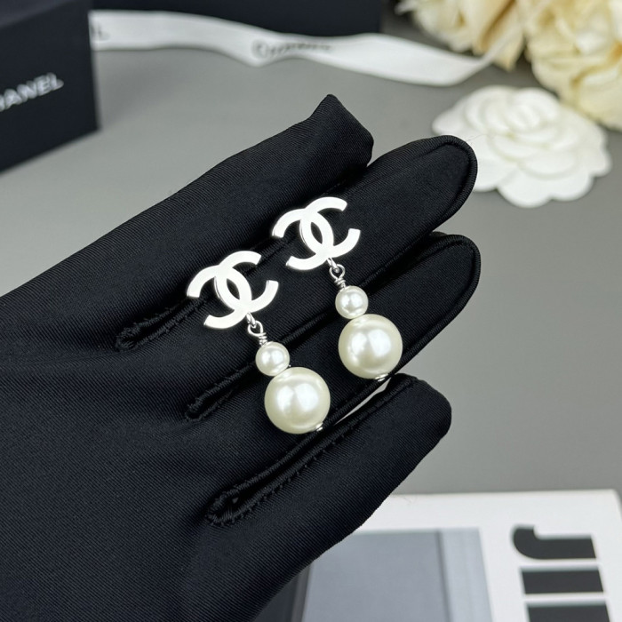 Women's Fashion Classic ear studs Dangle earrings Earwear Versatile Accessory